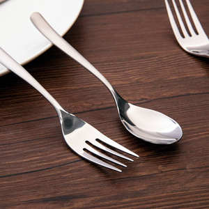 Ensemble de couverts classiques en argent poli, fabriqué en acier inoxydable de haute qualité, offrant des bords lisses et un style de table élégant - Product Image 6