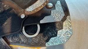 Montar a caballo de cuero hecho a mano personalizado de primera calidad, sillín de espectáculo occidental, adornos trenzados plateados, Conchos duraderos para profesionales - Product Image 5