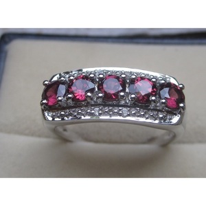 แหวนพลอยโกเมนธรรมชาติสำหรับผู้หญิงจาก Shah Gems ทำจากเงินแท้ 925 ประดับเพชร - Product Image 1