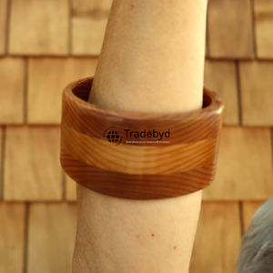 Ensemble de bracelets en bois prêts pour les anniversaires, les mariages et les occasions festives par Tradebyd - Product Image 3