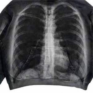 Sudadera con Capucha Extra Grande Personalizada, Top Corto con Pedrería, Borde Crudo de Felpa, Sudadera Corta para Hombre - Product Image 2