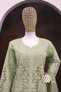 Nouveau costume de travail en soie lourde de créateur pakistanais avec broderie avec Stanton Pent et filet papillon Dupatta pour femme - Product Image 6