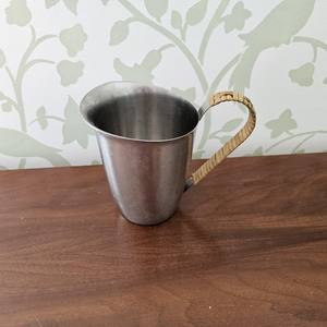 Pichet à eau vintage en acier inoxydable avec poignée enveloppée de rotin Pichet à eau moderne du milieu du siècle - Product Image 4