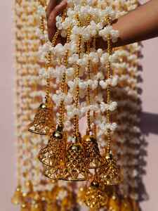 Guirnalda Floral de Mogra Blanca de Lujo y Cuentas Doradas, Decoración Artesanal para el Hogar, Adorno Único para Colgar en la Pared para Bodas y Ocasiones Especiales - Product Image 2