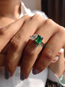 Bague en Moissanite avec forme de poire Et d'émeraude, bague de fiançailles en deux pierres, bague en or pour anniversaire - Product Image 2