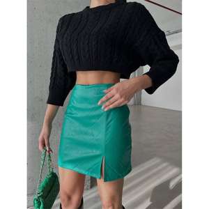 Falda de cuero acolchada para mujer con abertura en color verde - Product Image 1