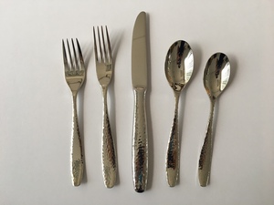 Ensemble de couverts modernes en acier inoxydable, aspect martelé, cuillère et fourchette à long manche, design simple et brillant, ustensiles durables Khanh Dang pour fêtes - Product Image 1