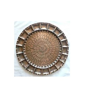 Assiette de service en cuivre finition laiton antique, design luxueux et écologique pour servir les aliments à la maison, dans les hôtels, les restaurants, lors de fêtes et d'événements - Product Image 1
