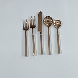 Cubiertos de Boda de Acero Inoxidable Forjados a Mano, con Acabado en Oro Rosa PVD, Mango Martillado, Juego de Cuchara y Tenedor - Product Image 3