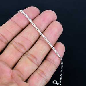 สร้อยข้อมือเงินมีสไตล์ที่มีดีไซน์สี่เหลี่ยมและตะขอก้ามปูที่ปลอดภัยเครื่องประดับอมตะสำหรับผู้ชายและผู้หญิง - Product Image 4