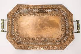 Bandejas de servicio redondas de elegancia rústica antigua de latón de calidad superior con asas de latón Bandeja de decoración de mesa de comedor a precio mayorista - Product Image 5