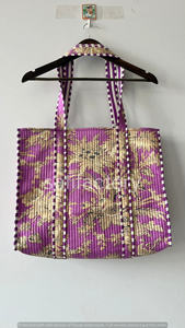 Sac fourre-tout en coton matelassé à fleurs violettes faites à la main fermeture à glissière écologique style à la mode pour le shopping ou la plage - Product Image 2