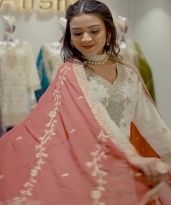 DERNIÈRE BRODERIE EN SOIE CHINON AVEC PIERRE TRAVAIL À LA MAIN TOP SHARA AVEC DUPATTA MARIAGE VÊTEMENT ETHNIQUE PRIX DE GROS - Product Image 2