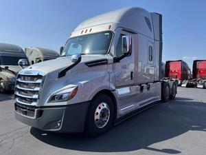 Camión Usado FREIGHTLINER CASCADIA 2026, Modelo Conventional Sleeper, Motor Diésel de 10 Cilindros, Cámara Trasera de 360°, Pantalla Táctil, Automático - Product Image 2