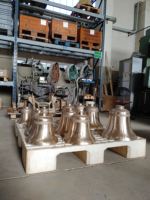 Cloches de carillon en bronze de style religieux italien de haute qualité, sculpture de cloche de style tour, avec frappeurs internes et gravure par coulée