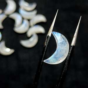 ลูกปัดมูนสโตนสีรุ้งธรรมชาติ100% ตัดเป็นรูปดาวเหลี่ยมเพชรพลอยที่แกะสลักด้วยมือแบบหลวมๆเป็นจำนวนมาก-สั่งซื้อขั้นต่ำ100ชิ้น - Product Image 3