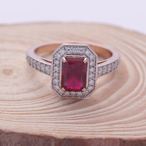 Bague Halo en Or 18K Plaqué Rhodium avec Diamants Pavé et Émeraude Certifiée IGI Avina Jewels pour Femme – Luxe Quotidien - Product Image 1