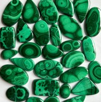 Vente en gros de cabochon de malachite naturelle lisse dos plat pierre précieuse verte pour la guérison de la croûte incluant le prix de gros