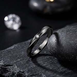 Anillo de Boda Minimalista para Hombre Jeulia, Diseño Trenzado Negro con Diamante Corte Esmeralda en Platino - Product Image 3