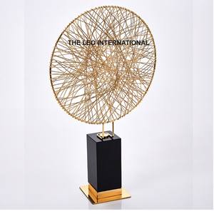 Esculturas Modernas Plateadas de Aluminio con Base de Mármol, Forma Única, Hechas a Mano en India, Decoración de Lujo para el Hogar - Product Image 5