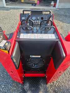 รถตักล้อยางขนาดเล็ก Diggit SCL850 รุ่นดีเซล ประสิทธิภาพสูง พร้อมเกียร์และปั๊ม - Product Image 3