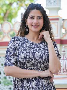 Robe smoking plissée à imprimé floral noir pour femmes en polyester doux avec manches bouffantes et col rond, conçue pour un usage quotidien - Product Image 3