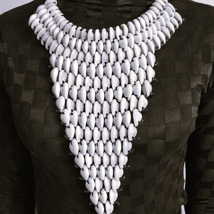 สร้อยคอเปลือกหอยทำด้วยมือสไตล์แอฟริกันประดับด้วยลูกปัดสร้อยคอสำหรับผู้หญิงและผู้ชาย - Product Image 1