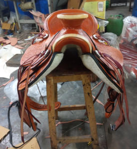 Selle Western en cuir de qualité supérieure sculptée au design élégant avec conchos et accessoires assortis Selle en cuir pour ranch - Product Image 6