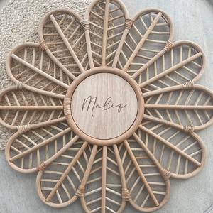 Signe de nom en rotin d'intérieur tenture murale panneaux décoratifs en forme de fleur pour la maison et le bureau - Product Image 5