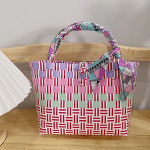 Bolsa de compras de plástico tejida a mano, bolsa reutilizable vibrante para consumidores con conciencia ecológica, moda y utilidad combinada - Product Image 2