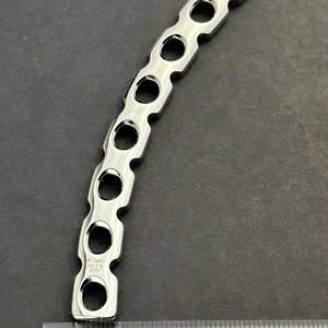 Plaque de reconstruction pelvienne incurvée 3.5mm 8 trous 94mm de longueur Ensemble de 6 implants orthopédiques - Product Image 1