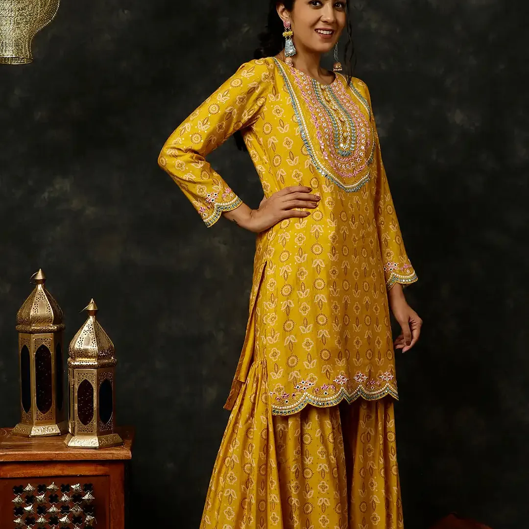 Neueste indische pakistanische Designer Mustard Bandhani Spiegeltusche Kurta mit Sharara und Dupatta Set Damen fertige Feierlichkeitenkleidung