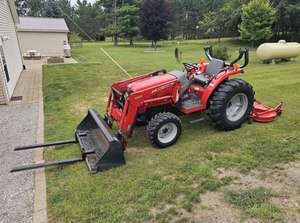 Tractor Compacto Massey Ferguson 1525 Usado con Cargador Frontal y Segadora Trasera - Product Image 5