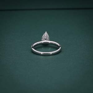 แหวนหมั้นเพชรทรงลูกแพร์ 2 กะรัต ความใส VVS ได้รับการรับรองจาก IGI เพชรเพาะเลี้ยงในห้องปฏิบัติการ ดีไซน์แบบ Halo ซ่อน ปรับแต่งได้ ทอง 18K แท้ - Product Image 3