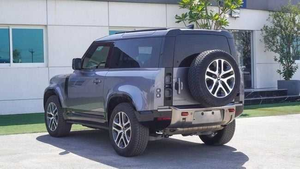 Land Rover Defender P400 Dynamic SE Turbo 2024, 4.1-6L, Gasolina, Automático, SUV, Asientos de Cuero, Techo Panorámico, LED Izquierdo, R20 Oscuro - Product Image 4