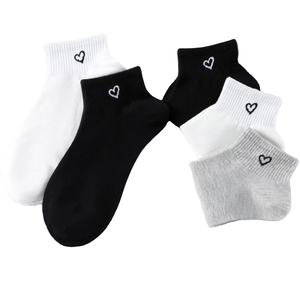 Chaussettes courtes de sport pour femmes, couleur unie, cœur d'amour, noir et blanc, mode, mignonnes, chaussettes de cheville pour femmes, chaussettes basses, chaussettes bateau - Product Image 1