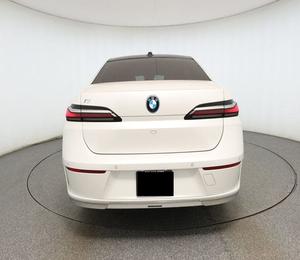 BMW i7 eDrive50 4 portes à traction avant, modèle 2024, d'occasion, en excellent état, faible kilométrage, en stock, offerte à un prix exceptionnel - Product Image 2