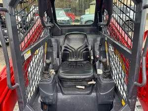 Chargeuse compacte sur chenilles Takeuchi TL6R neuve/d'occasion, 2 à 5 tonnes, avec moteur diesel Kubota 4 cylindres, système hydraulique et benne - Product Image 4