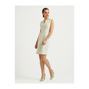 Robe BGN taille mini à col en V avec plis détaillés pour le travail, modèle S23D005 - Product Image 2