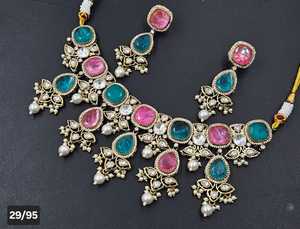 ชุดสร้อยคอและต่างหูชุบทองคุณภาพพรีเมี่ยมพร้อม kundan เครื่องประดับดีไซน์เนอร์ทรงสี่เหลี่ยมสำหรับผู้หญิงเหมาะสำหรับให้เป็นของขวัญ - Product Image 4