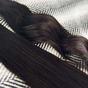 Pour les extensions de cheveux Halo # Cheveux humains Remy vietnamiens ondulés naturels 1C brun nuit - 8 pouces - Trame simple pré-collée - Product Image 4