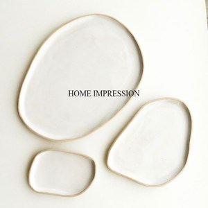 Juego de 3 bandejas de servicio de metal resistente con recubrimiento en polvo de color blanco de aspecto antiguo único de forma irregular de proveedor indio - Product Image 1