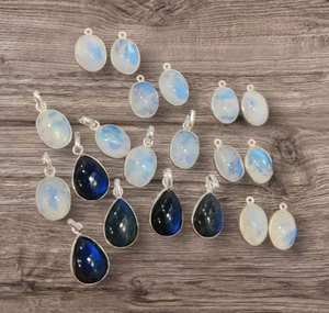 Forma libre Arco Iris piedra lunar 6x8mm forma ovalada conjunto de bisel de piedras preciosas Sigle Bail 925 colgante de plata esterlina para hacer collar regalo - Product Image 1