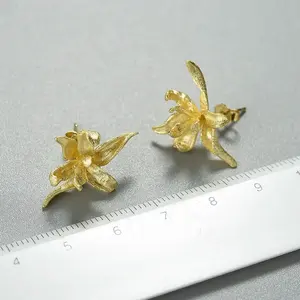 Élégantes boucles d'oreilles clous en forme de fleur d'iris plaquées or, design religieux tendance pour fêtes et cadeaux, ornées de diamants et de perles - Product Image 2