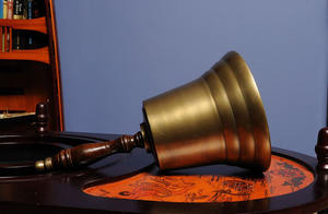 Campana de Mano de Latón Artesanal de Estilo Antiguo Moderno - 6 Pulgadas, Diseño Costero, Ligera, para Mesa, Hogar, Oficina, Exhibición Educativa - Product Image 3