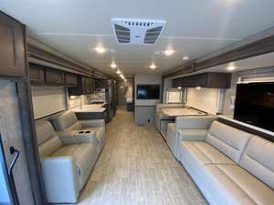 OFERTA Autocaravana T-h-o-p-r M-o-t-o-r C-o-a-c-h Miramar 35.2 usada del 2022, lista para la venta - Product Image 3