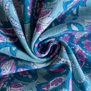 ผ้าฝ้ายพิมพ์ลายมือลายเพสลีย์สีฟ้าอมเขียว ดีไซน์คลาสสิกแบบอินโด-ยุโรป โบฮีเมียน - Product Image 1