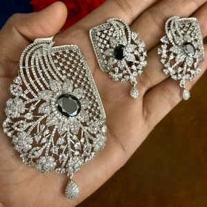Conjunto de COLLAR COLGANTE con aspecto de piedras AD con acabado plateado elegante de la mejor calidad con pendientes para colección de ropa de fiesta de boda para mujer - Product Image 1