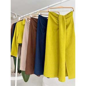 Conjunto de Top Corto Informal y Falda con Diseño Fruncido 10195 Hecho de Tela Crepé para la Temporada Primavera/Verano - Product Image 1