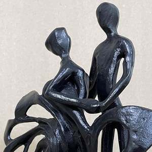 AK Laiton Moderne Métal Artisanat Sculpture De Table Couple Statue en Finition Noire Romantique Salon Décor pour Cadeaux - Product Image 2